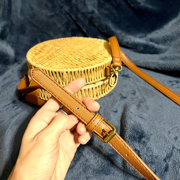 NWOT LD Woven Tan Bag with Brown Strap and Cherry Design Interior - Picture 14 of 14